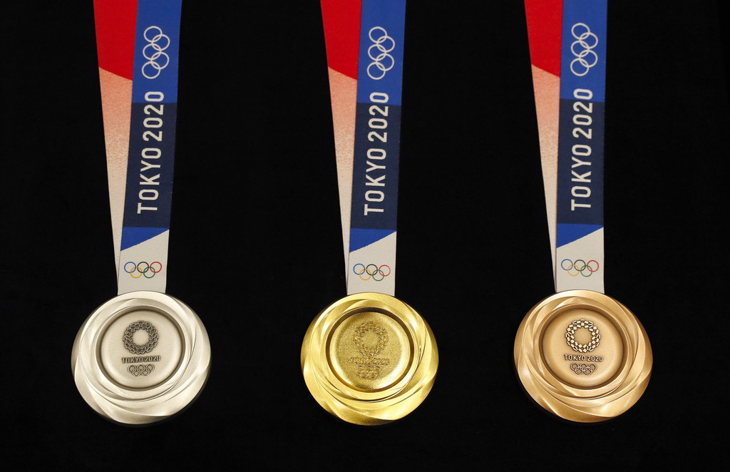 What are the types and categories of customized medals