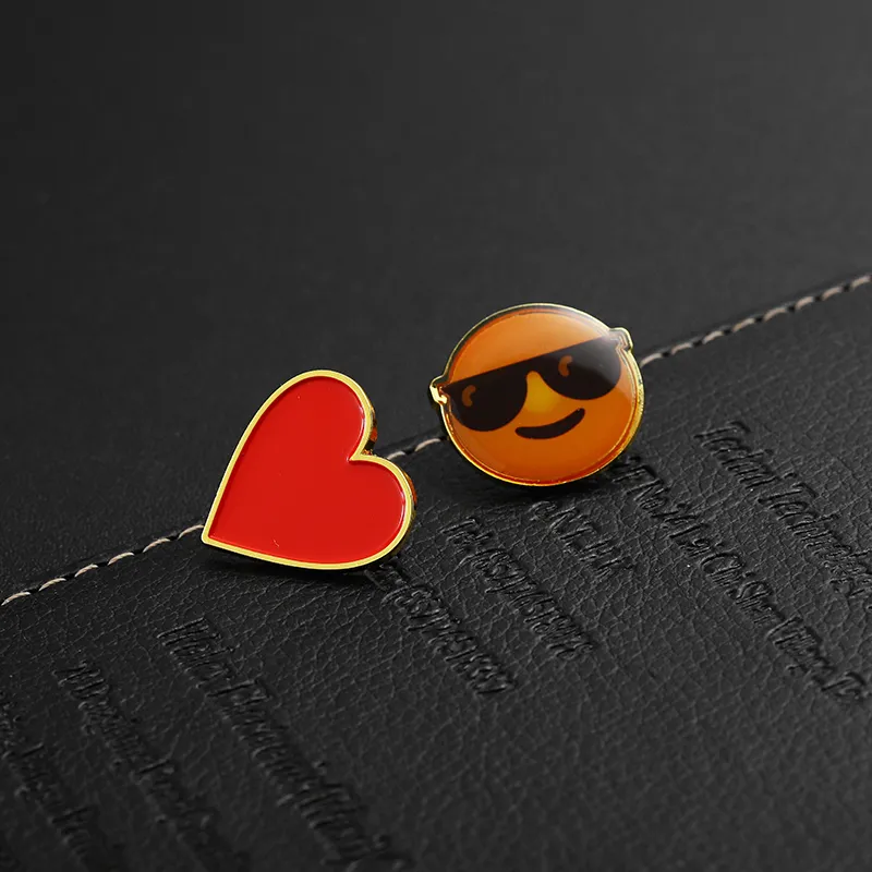1523-5-Smiling and heart-shaped enamel badge
