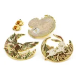 1705-3-Exquisite gilded animal badges