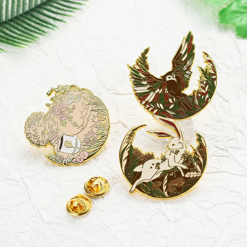1705-5-Exquisite gilded animal badges